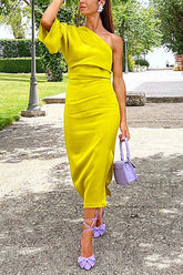 Vestido midi de satén con un solo hombro, mangas acampanadas y abertura